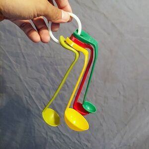 Vintage Measuring Spoons Set Retro Primary Bright Colors Plastic Baking Cooking